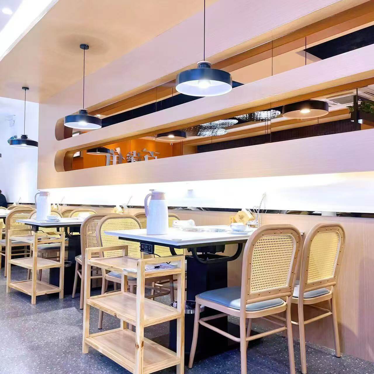 门店明亮的多人用餐区域