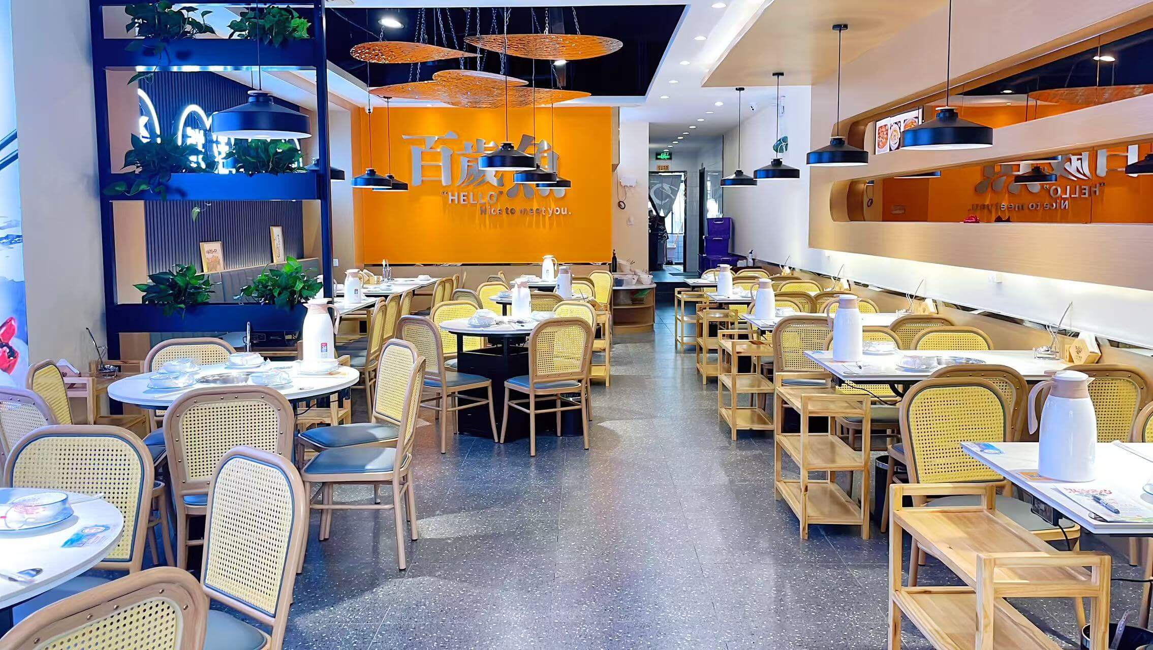 百岁鱼郭巷店明亮整洁的用餐大厅
